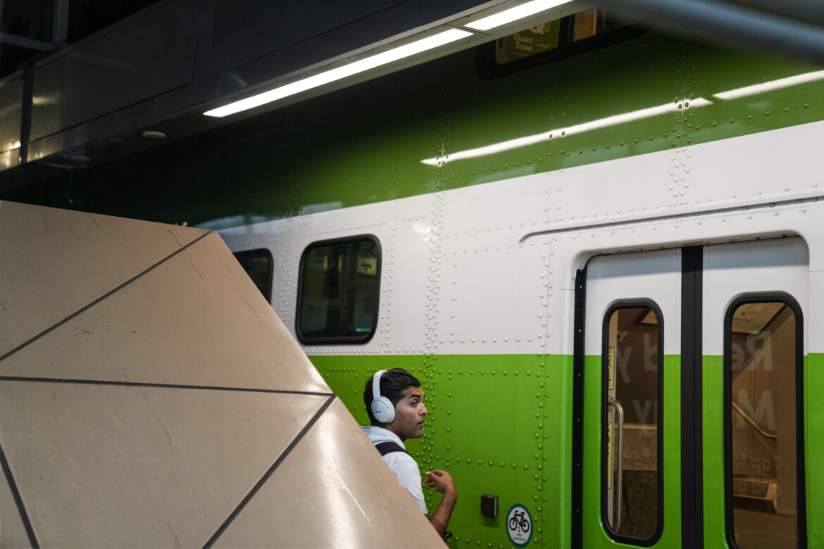 Ont-Rail-Strike-Commuters 20240821