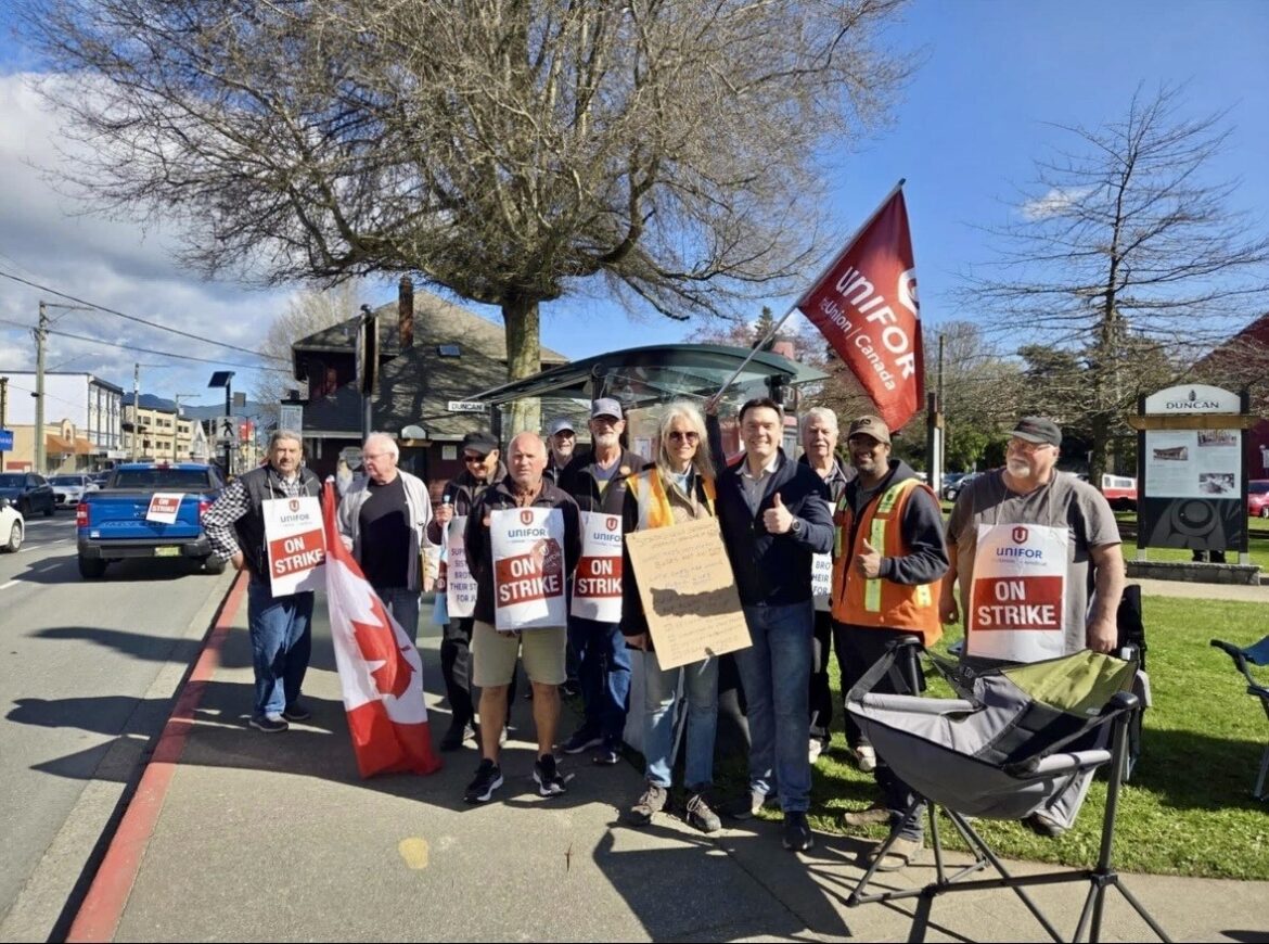 Unifor-Transdev transit workers fight for wage parity as strike